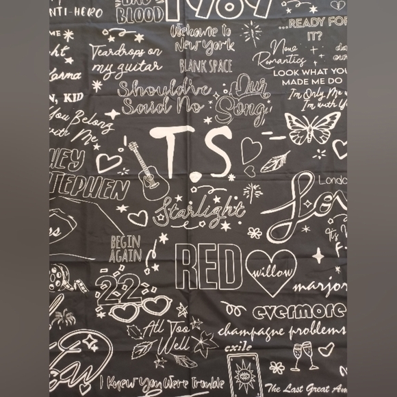 Taylor Swift NWT Lyric/Album Wall Tapestry Black/White - Picture 2 of 3